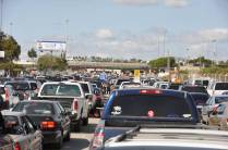 Fila na fronteira entre o México e os Estados Unidos, em Tijuana